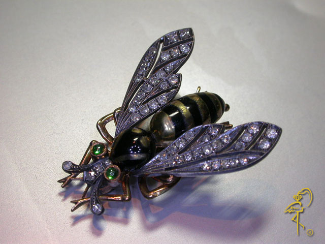 Golden bee brooch Golden bee by Golden Flamingo