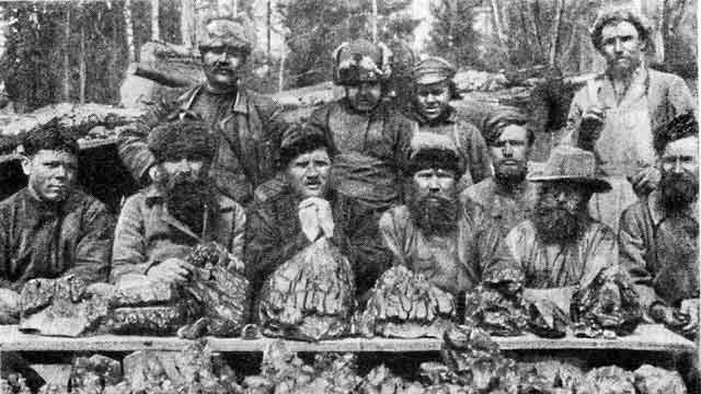 Demantoid miners in the Urals. Early XX century. Demantoid miners in the Urals.