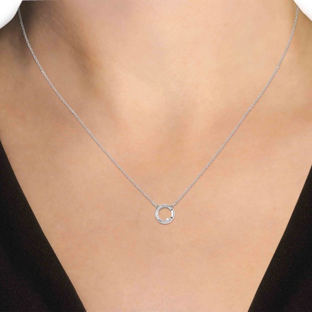 On-trend Necklace in White Gold on a Woman