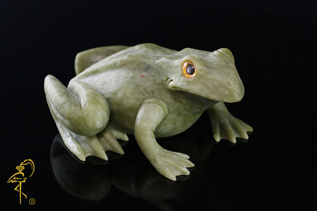 Lavrovit toad from the Carving Museum of the Golden Flamingo Jewelers. View 1 Lavrovit toad from the Carving Museum of the Golden Flamingo Jewelers